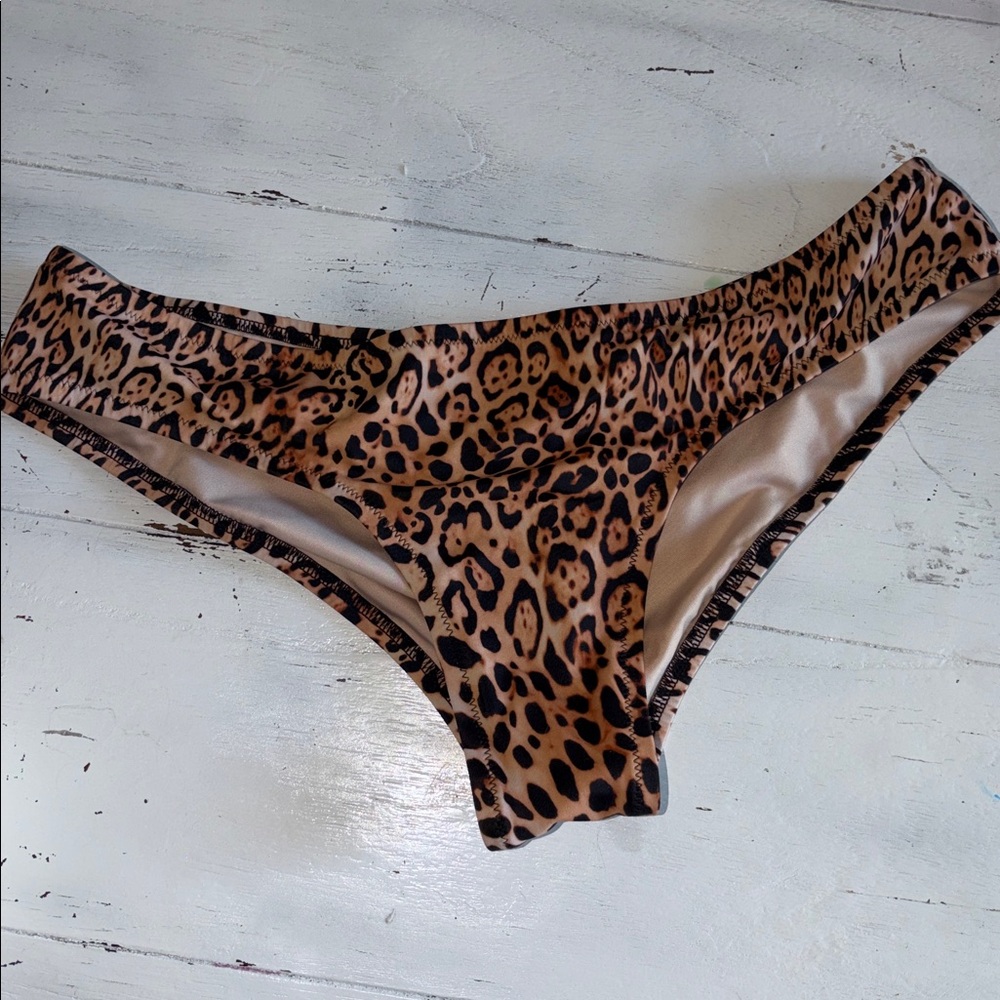 Nice Victorias Secret Swim Leopard Print Bottom Bikini Style size Large scrunch
